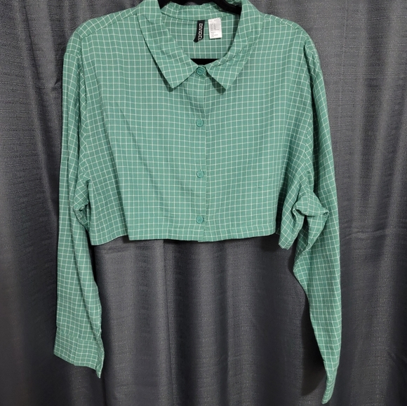 H&M Tops - Button up long sleeve crop top. H&M.  Green. Plaid print.